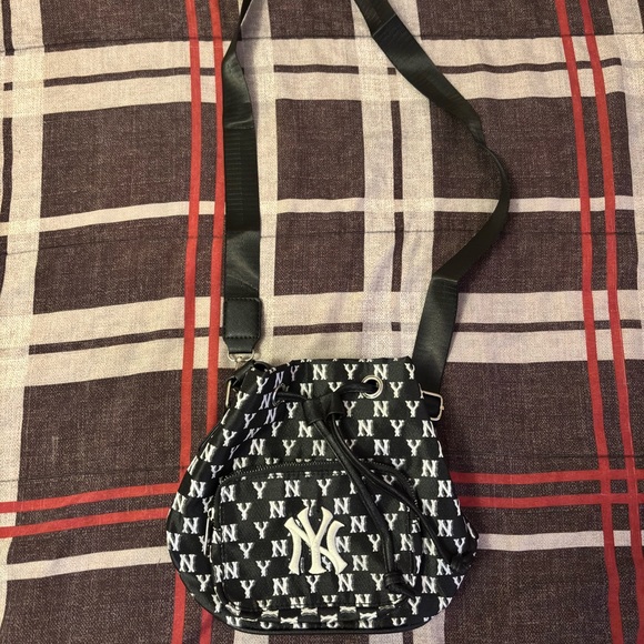 New York Yankees Handbags - New York Yankees Shoulder Bag – Black/White